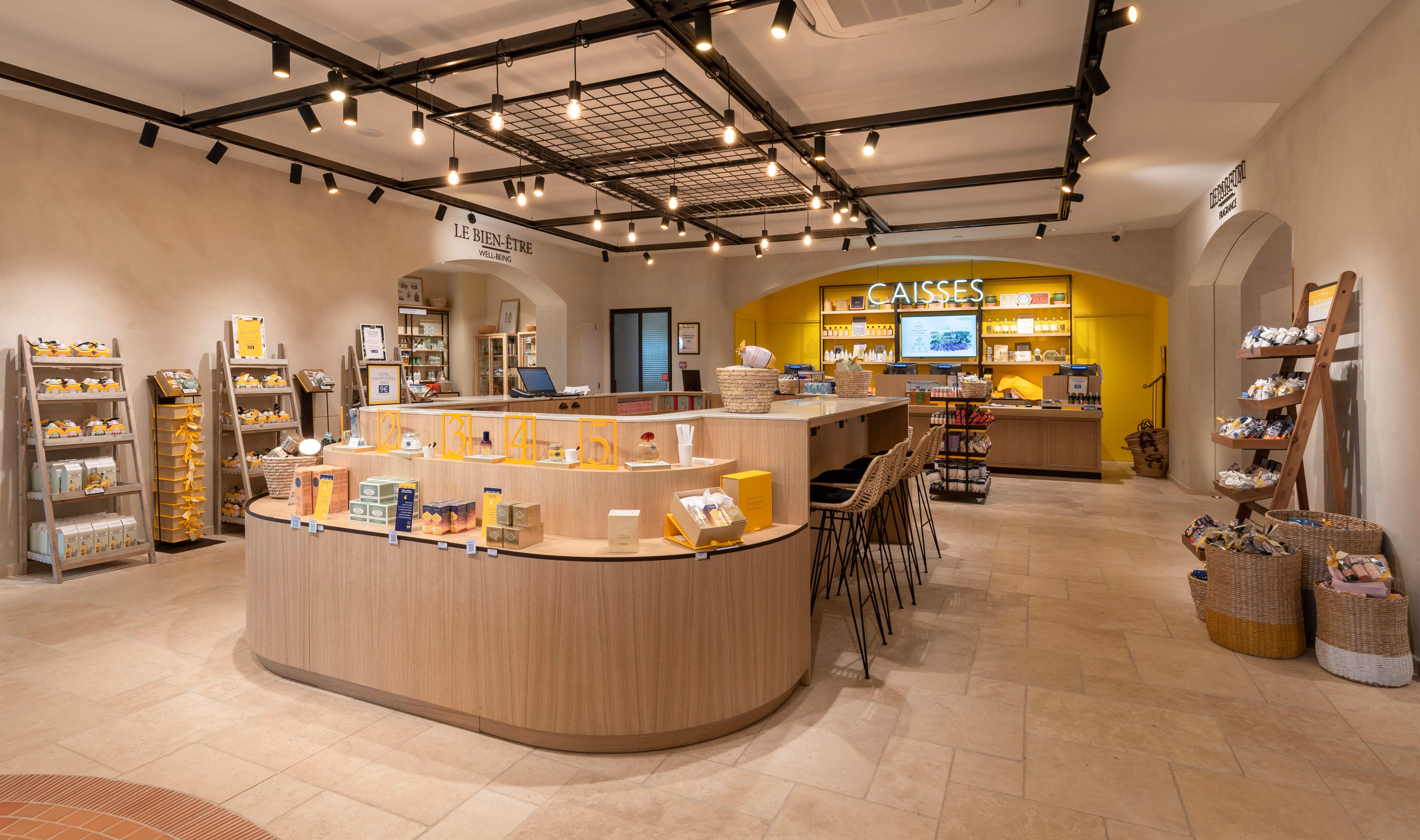 Photo d'une vue intérieure du magasin L'Occitane à Manosque avec le comptoire sur la place du village
