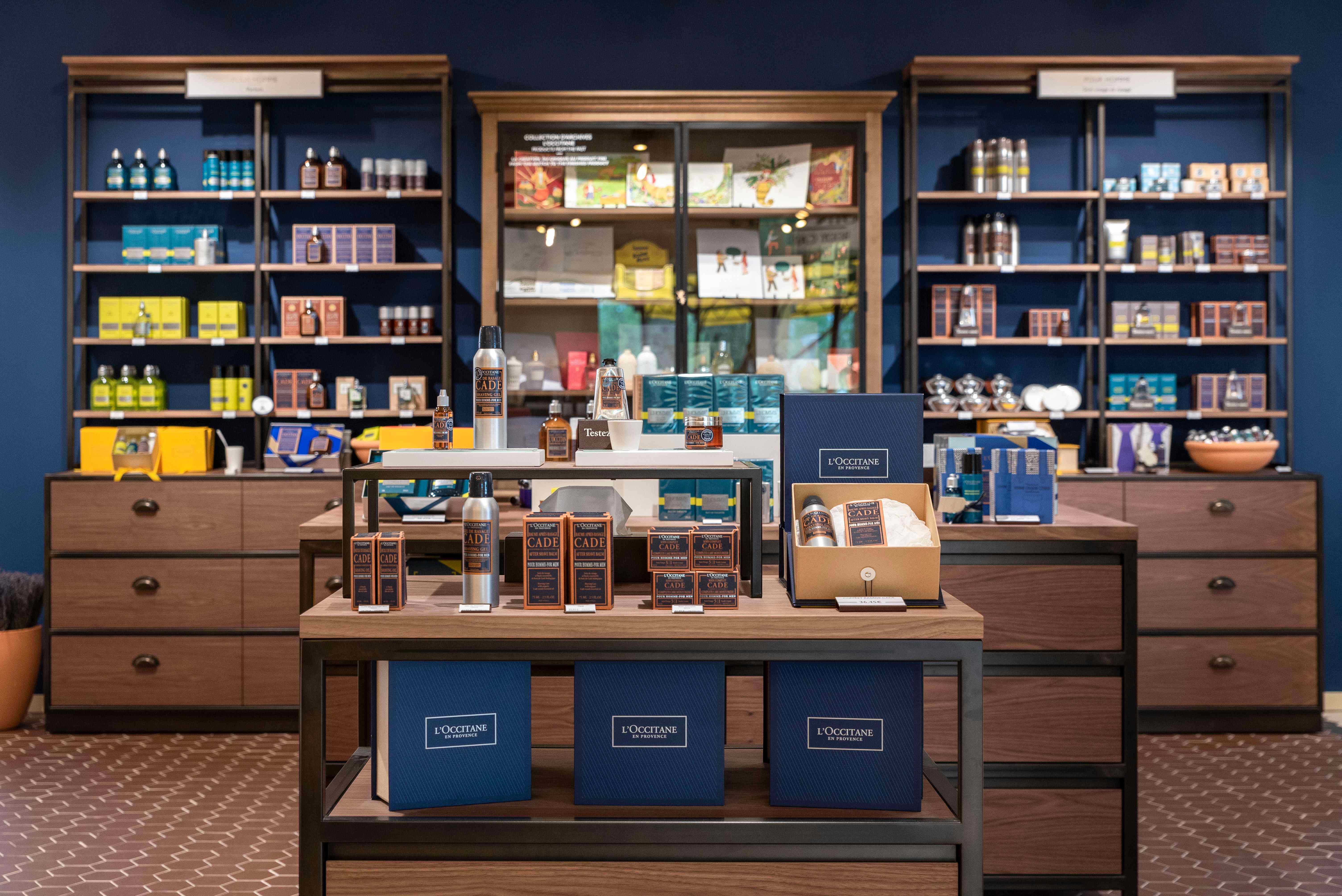 Photo d'une vue intérieure du magasin L'Occitane à Manosque dans la zone homme