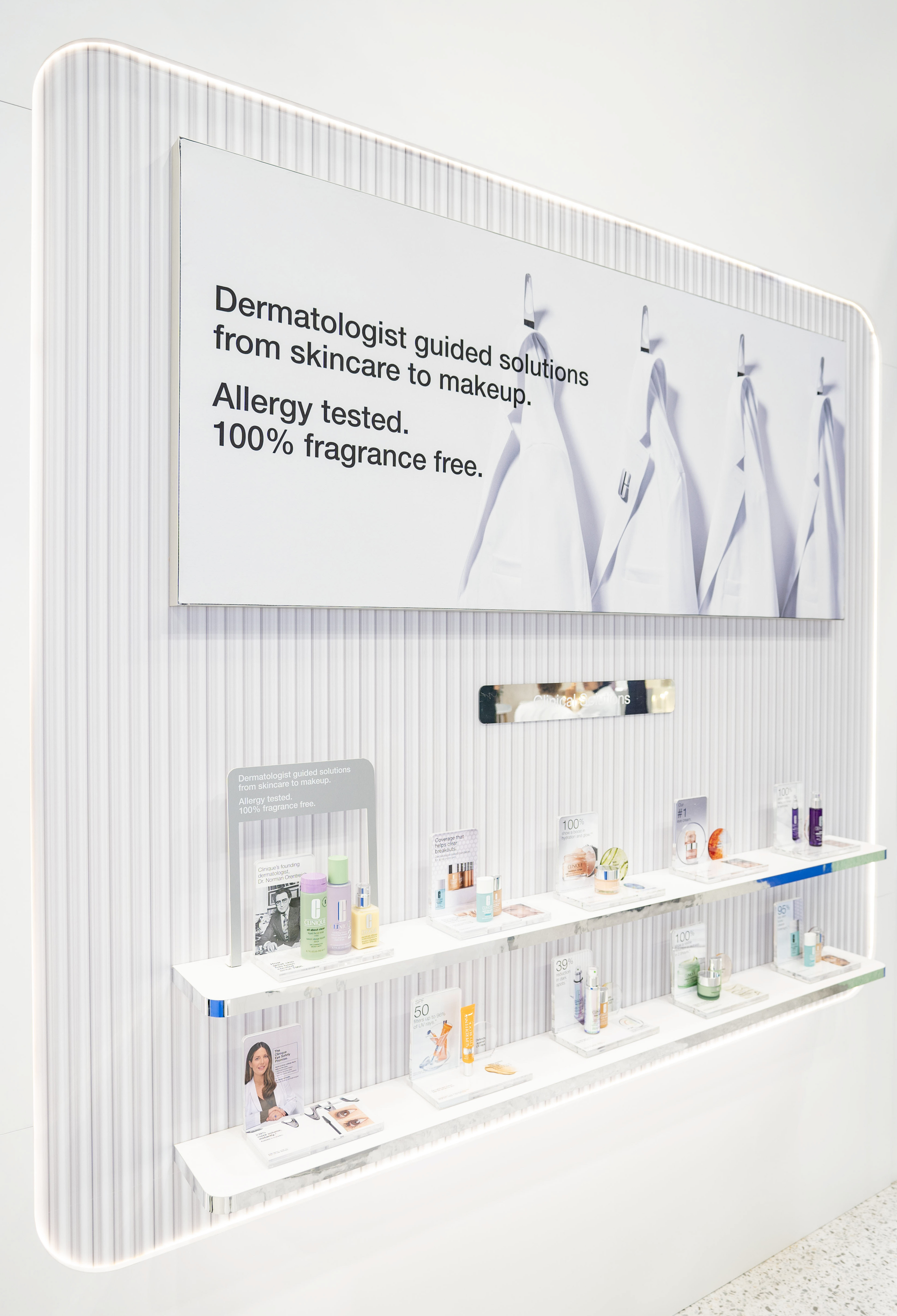 Photo du stand Clinique pendant l'événement EADV Amsterdam avec le mural CLinical Solutions