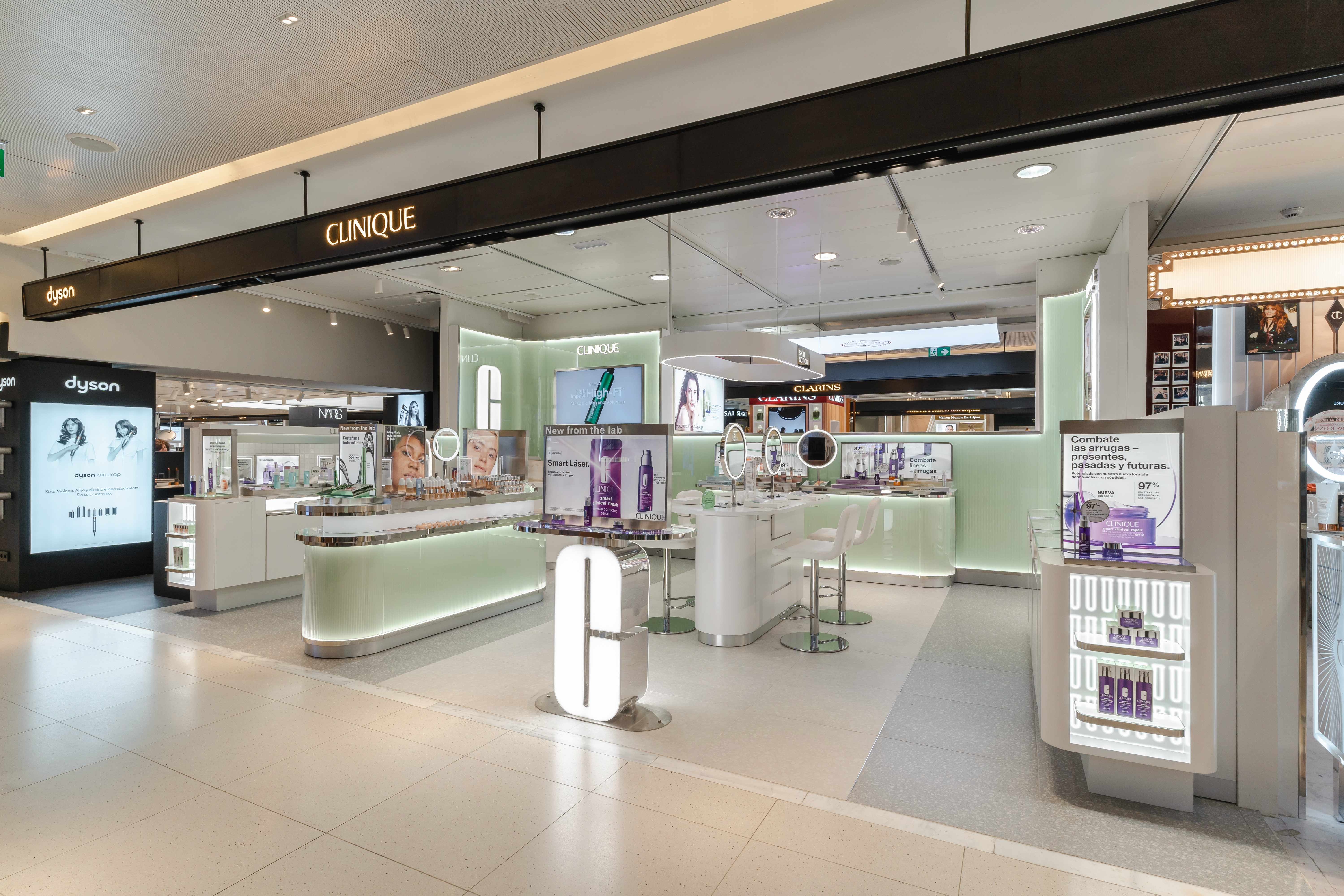 Vue générale du stand Clinique à El Corte Inglés Castellana, avec l'agencement et les produits exposés