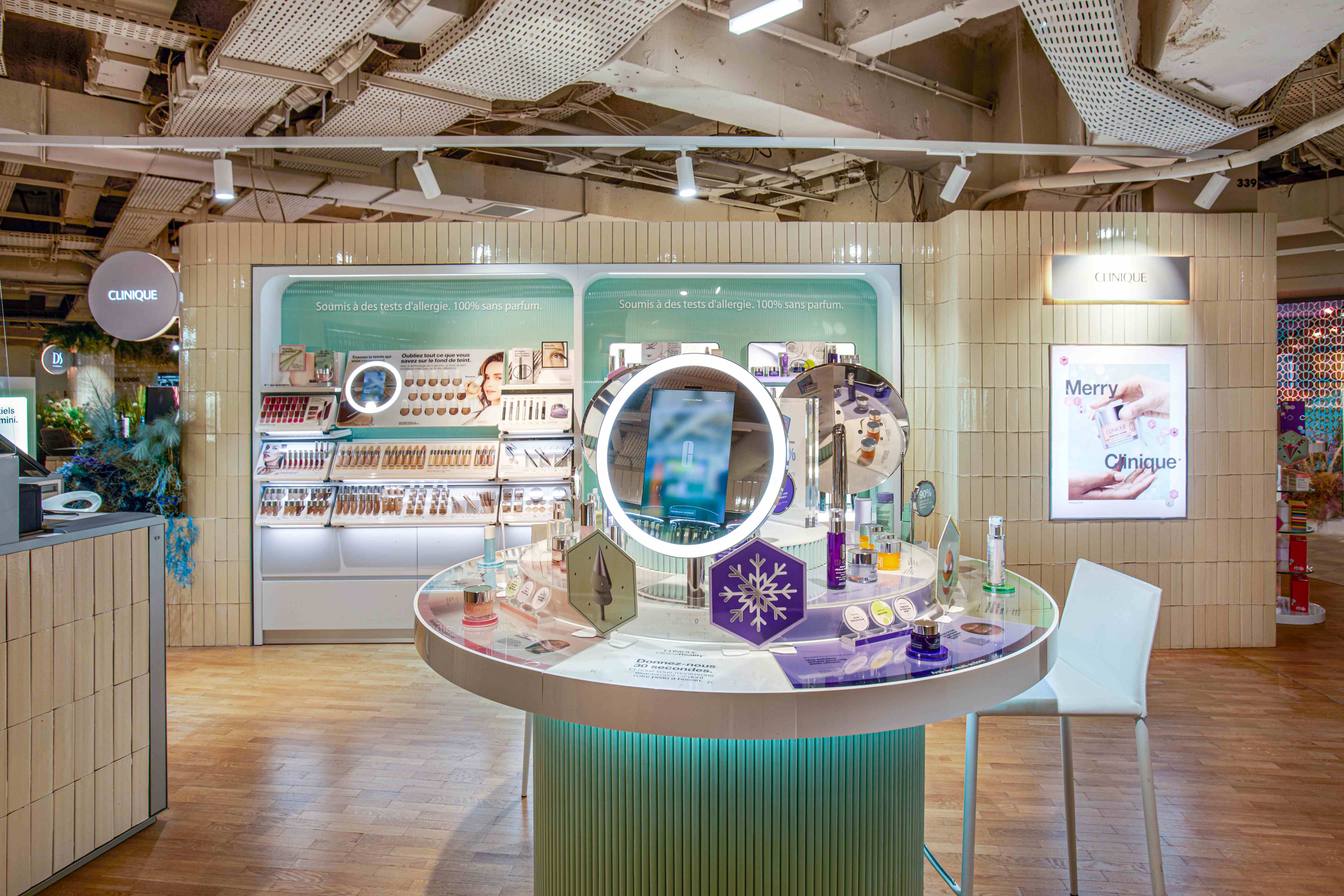 Le comptoire de Clinique aux Galeries Lafayette Haussmann Paris vue de face