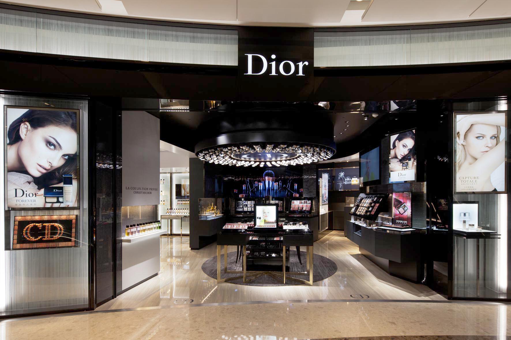Vue extérieure du flagship Dior à Shanghai, mise en valeur par un design moderne