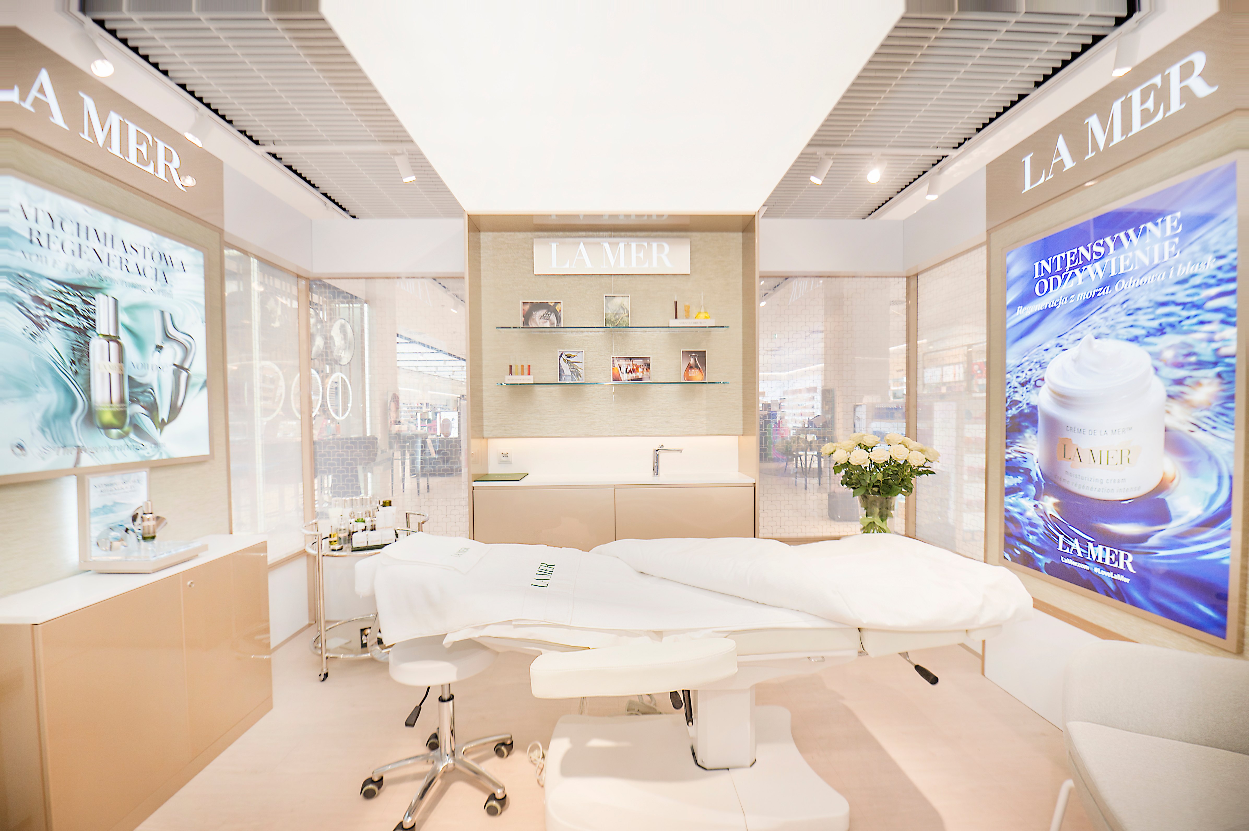 Photo de la cabine itinérante La Mer en situation dans un magasin Douglas en Pologne